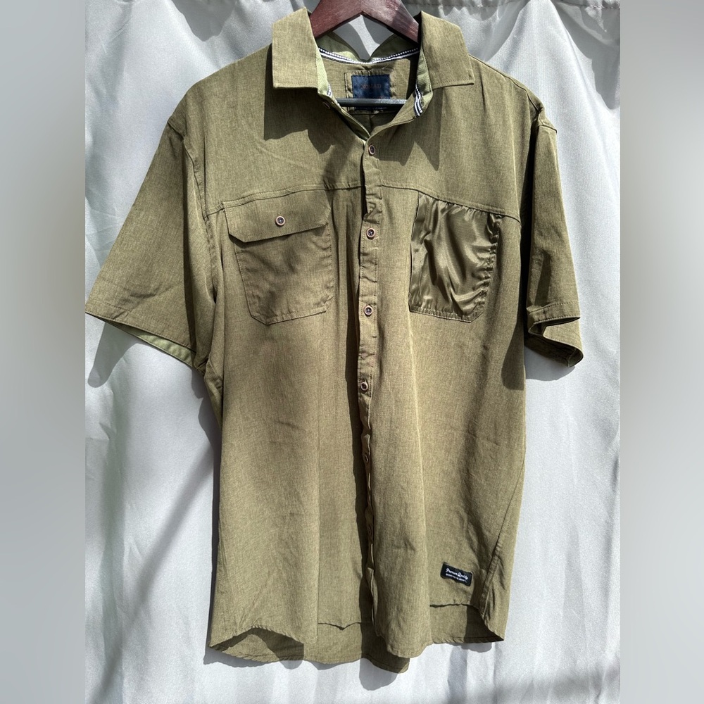 Like New Nomad casual button down Size XL